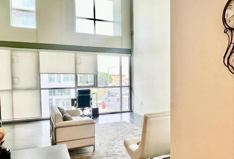 带1个卧室的顶楼公寓, Luxury 2 Level Condo W/ Washer & Dryer