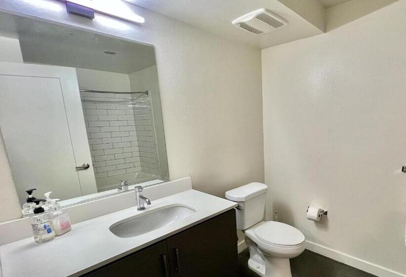 １ベッドルームペントハウスアパート, Luxury 2 Level Condo W/ Washer & Dryer