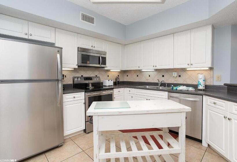 דירת חדר נוף לים, Windward Pointe   404   Amazing Views Huge Balcony 3 Bed