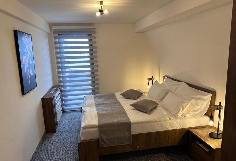 استودیو خانوادگی, Pansion Zlatna Zita