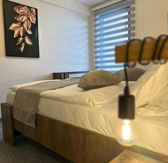 استودیو خانوادگی, Pansion Zlatna Zita