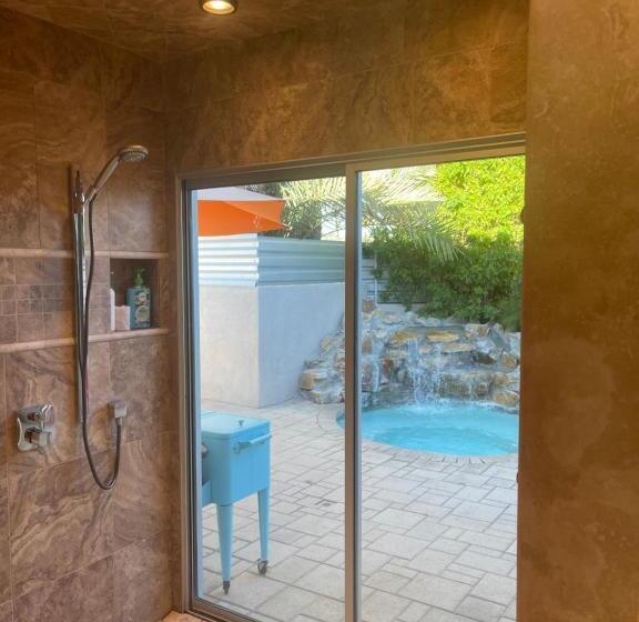 سوئیت با وان آب گرم, El Noa Noa