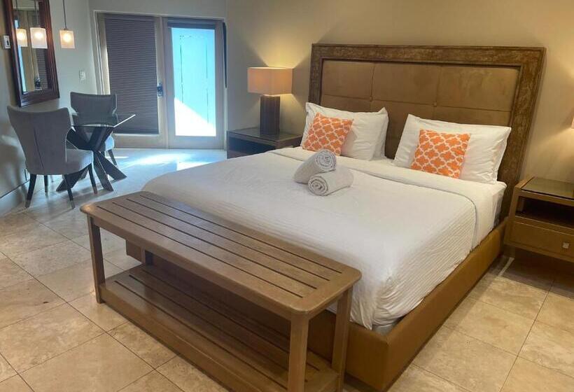 سوئیت با وان آب گرم, El Noa Noa