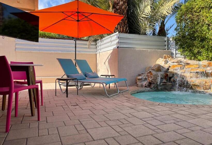 سوئیت با وان آب گرم, El Noa Noa