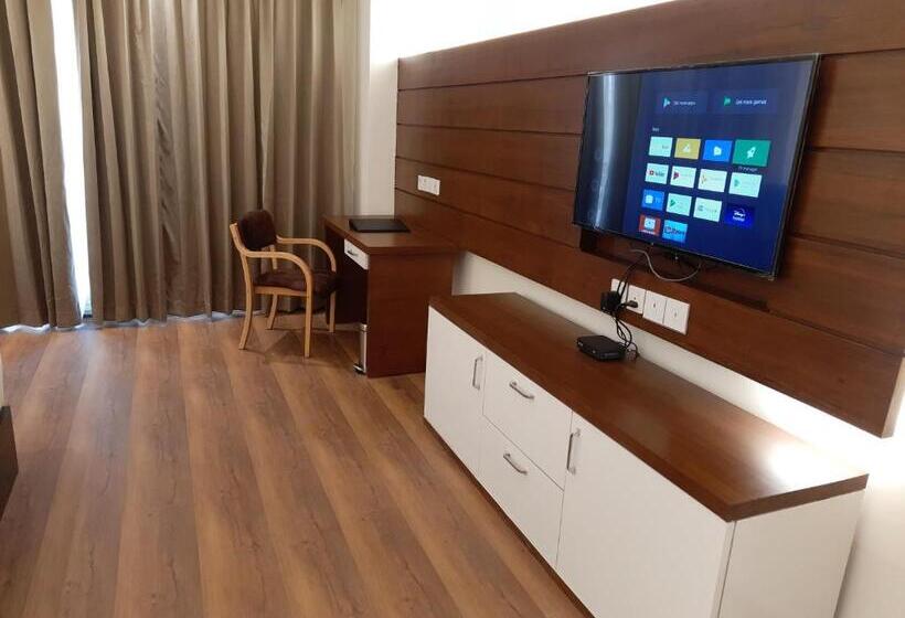 Номер Стандарт Вид на Озеро, Jay Clarks Exotica