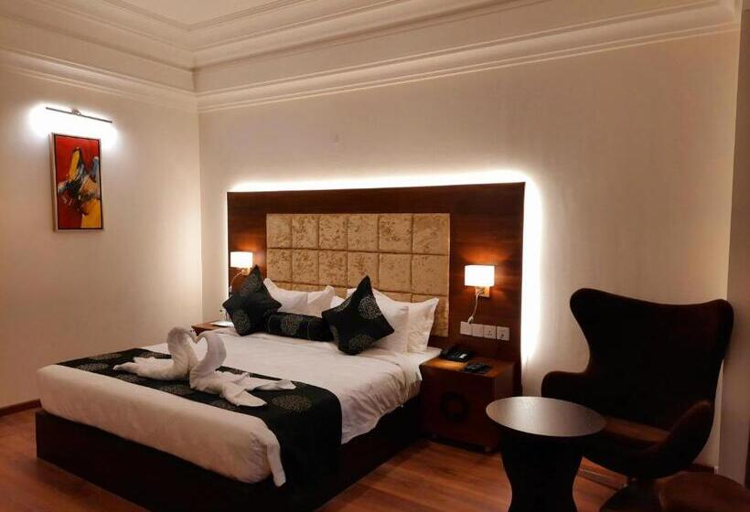 Номер Стандарт Вид на Озеро, Jay Clarks Exotica