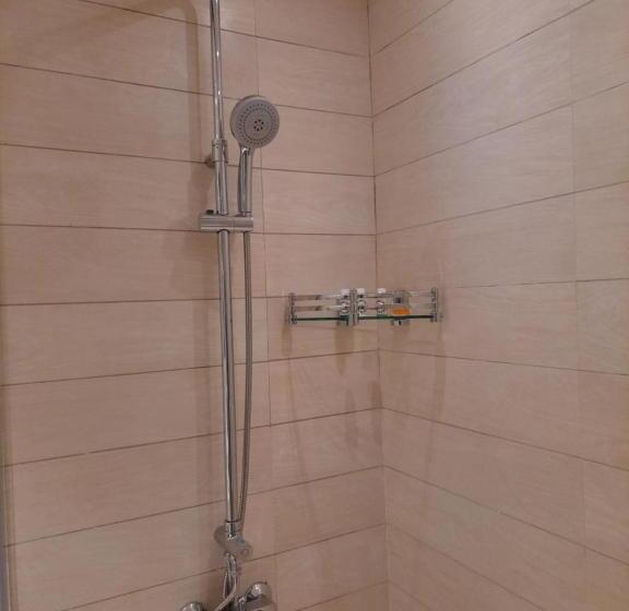 Номер Стандарт Вид на Озеро, Jay Clarks Exotica