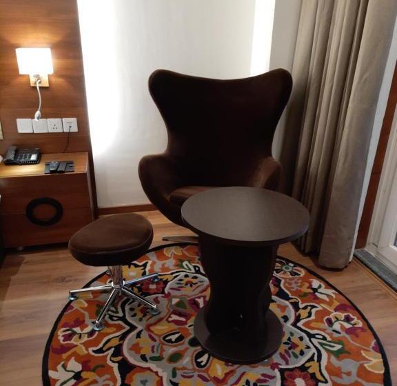 Номер Стандарт Вид на Озеро, Jay Clarks Exotica