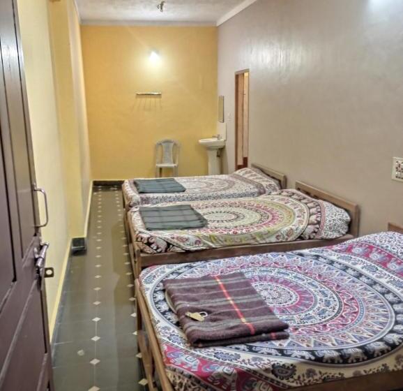 غرفة قياسية ثلاثية, Padmambika Lodge