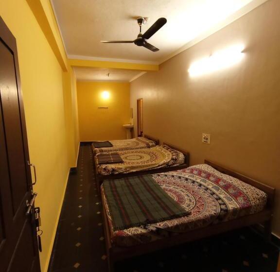 غرفة قياسية ثلاثية, Padmambika Lodge