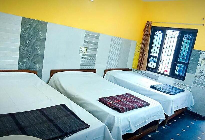 חדר סטנדרט לשלושה, Padmambika Lodge