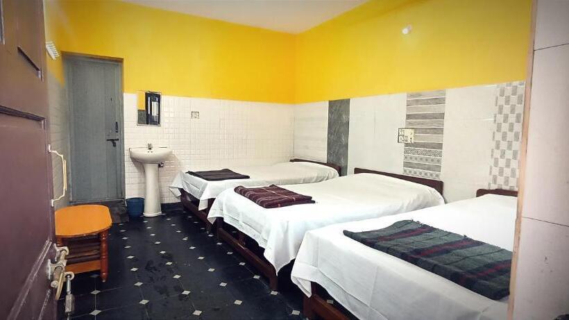 חדר סטנדרט לשלושה, Padmambika Lodge