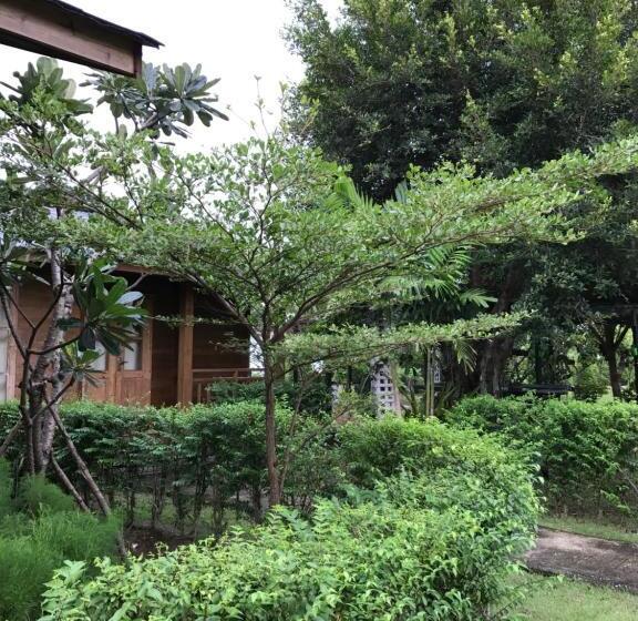 标准房带园景, Sripiamsuk Resort Bangkok