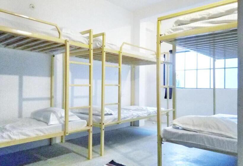 ルームシェアのワンベッド, Chalo Eco Hostel