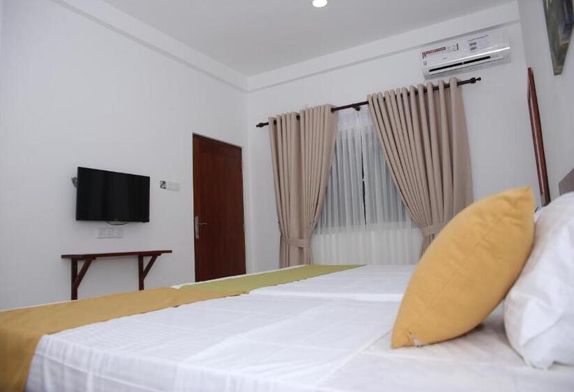 غرفة قياسية ثلاثية, Amadel Negombo