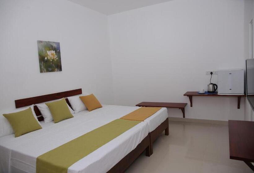 غرفة قياسية ثلاثية, Amadel Negombo