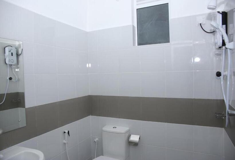 غرفة قياسية ثلاثية, Amadel Negombo