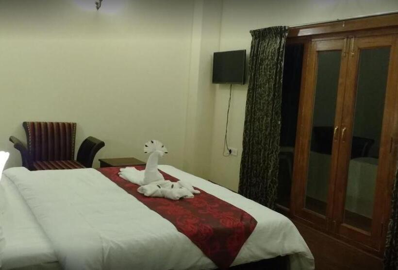 Номер Deluxe, Golden Springs