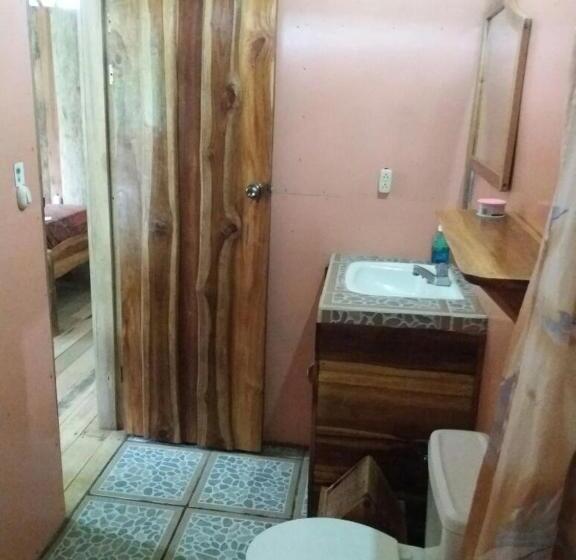 اتاق استاندارد سه نفره, El Chontal