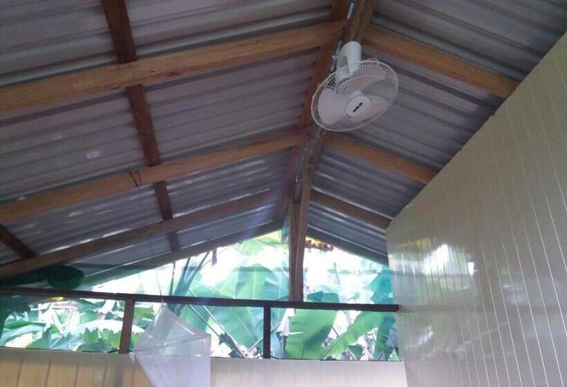 اتاق استاندارد سه نفره, El Chontal