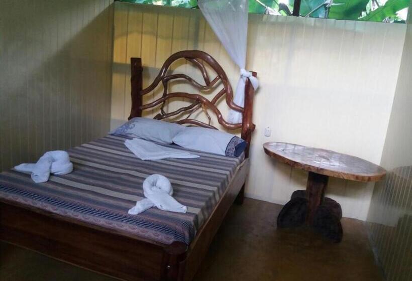 اتاق استاندارد سه نفره, El Chontal