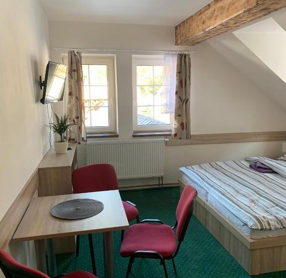 חדר משפחתי, Penzion U Orla