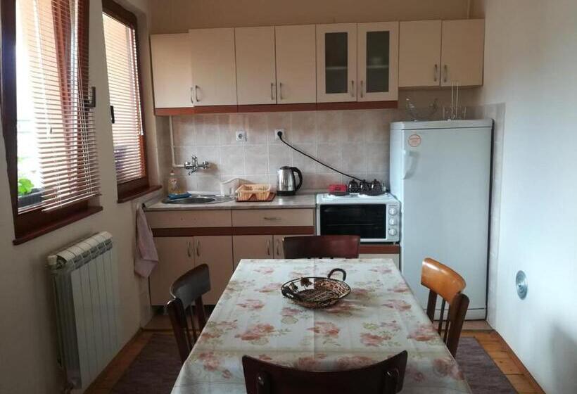 سوییت, Stefani Apartments