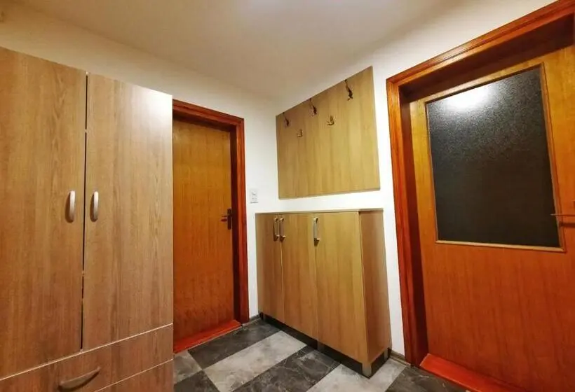 استودیوی استاندارد, Studio V