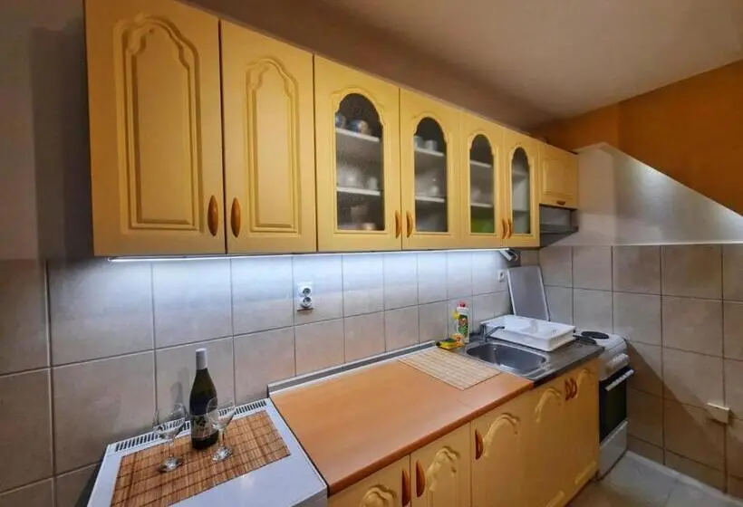 استودیوی استاندارد, Studio V