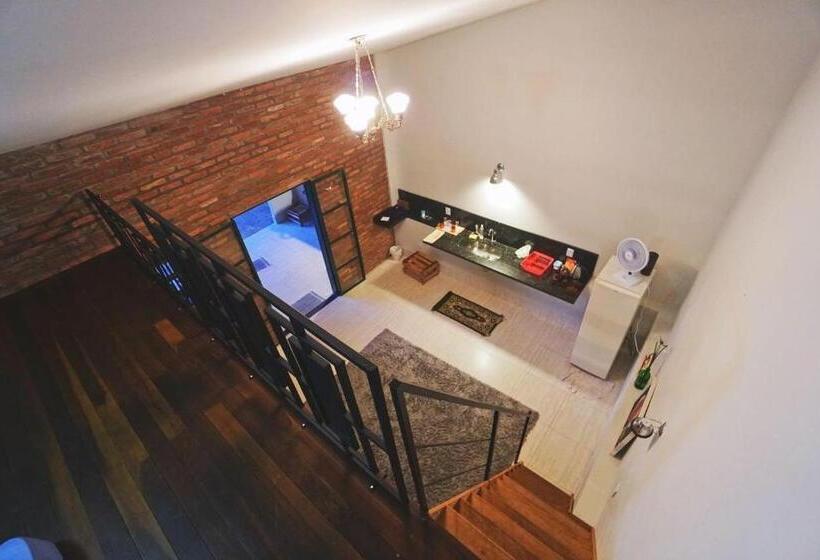 إستديو قياسى مزود بشرفة, Suítes Brotas City