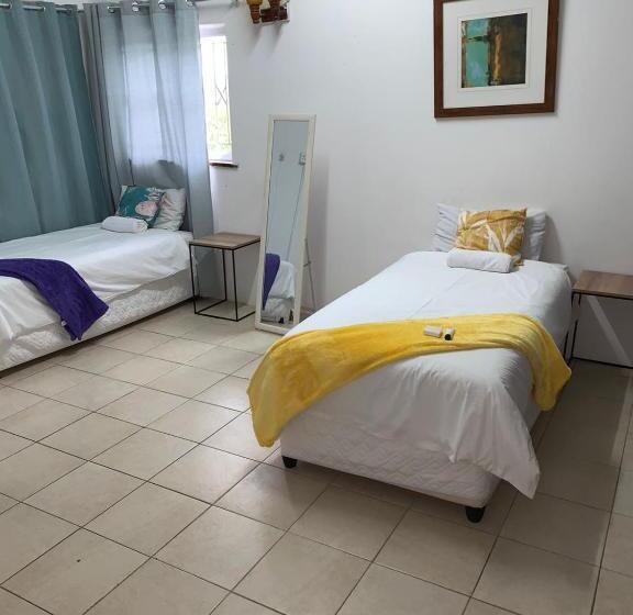 חדר סטנדרט לשלושה עם חדר אמבטיה משוף, Edladleni Holiday Accomodation