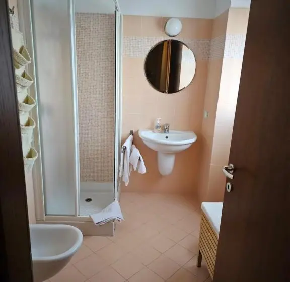 Standard Kolmen Hengen Huone, Via Fantoni 4
