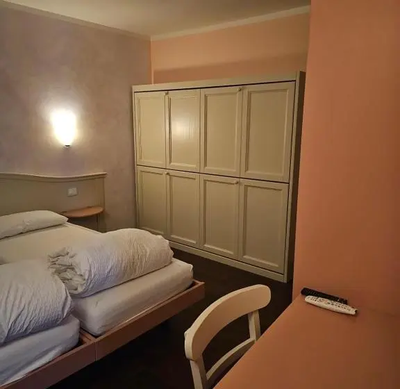 Standard Kolmen Hengen Huone, Via Fantoni 4