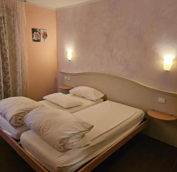 Standard Kolmen Hengen Huone, Via Fantoni 4