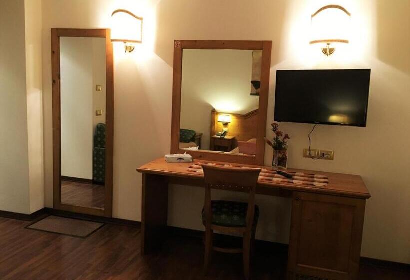 标准三人间, Albergo Scarpone