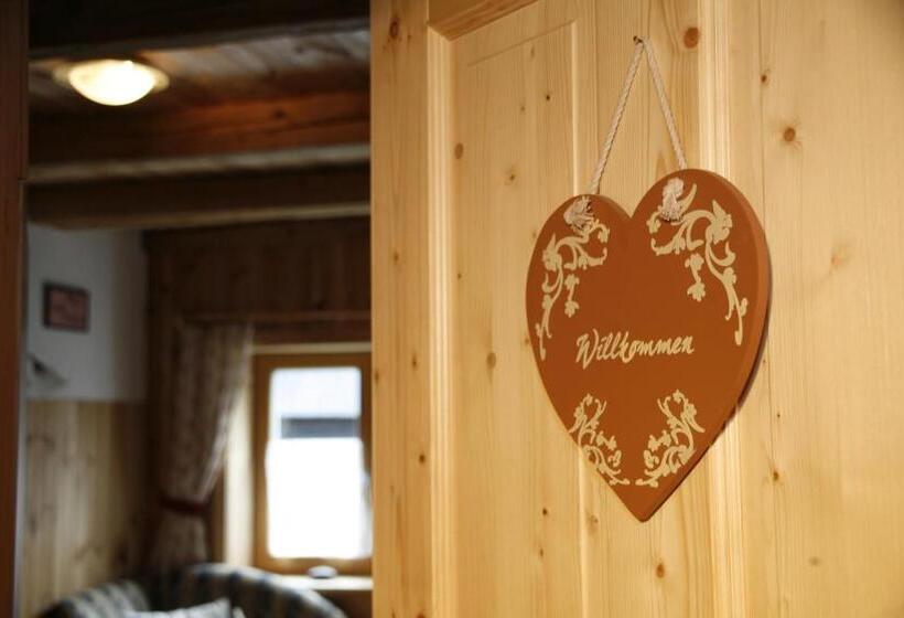 Standart Stüdyo, Holdhof