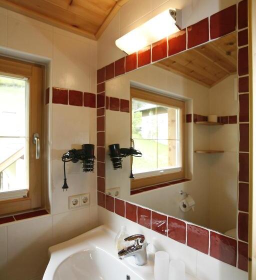 Standart Stüdyo, Holdhof