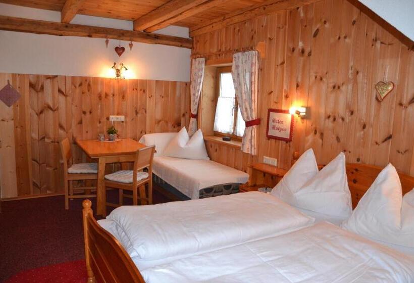 Standart Stüdyo, Holdhof