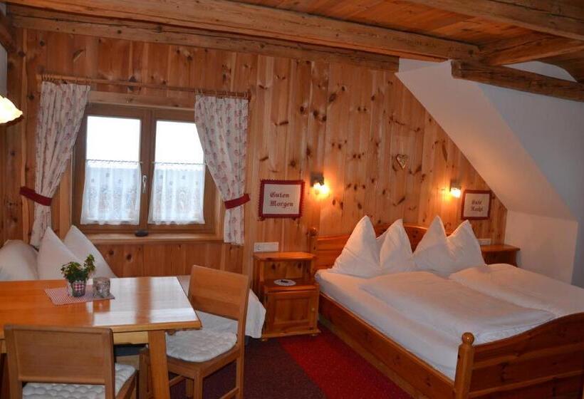 Standart Stüdyo, Holdhof