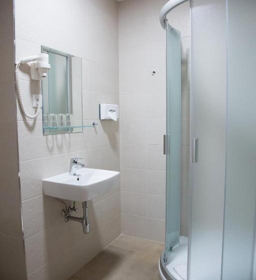 غرفة قياسية ثلاثية, Motel Skalka