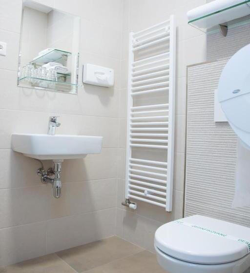 غرفة قياسية ثلاثية, Motel Skalka