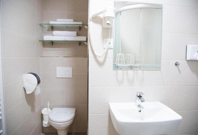 غرفة قياسية ثلاثية, Motel Skalka