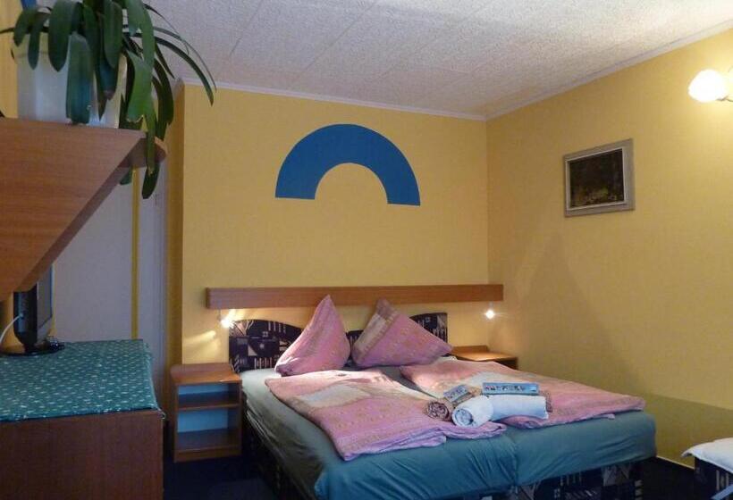 اتاق استاندارد سه نفره, Pension Ayky