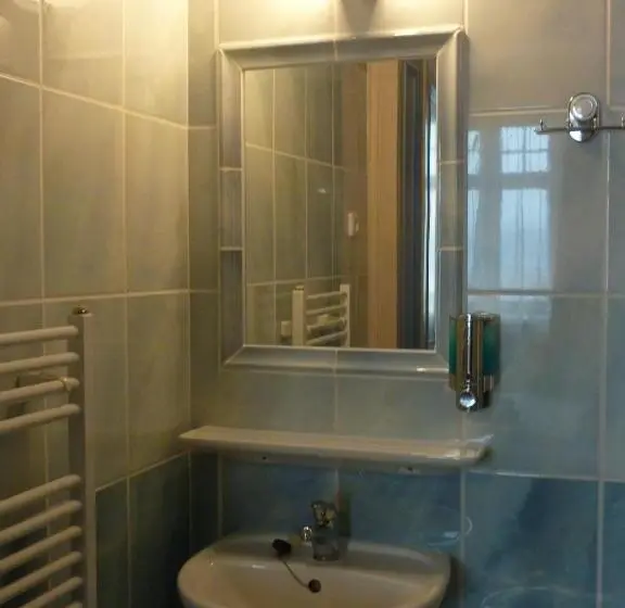 Standard Neljän Hengen Huone, Pension Ayky