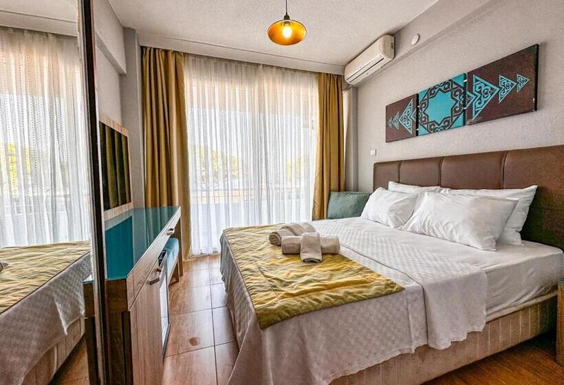 غرفة ديلوكس مطلّة علي البحر مزوَّدة بشُرفة, Grand Avşa Otel