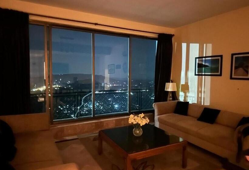 سوئیت با بالکن, Luxury Cottage Retreat