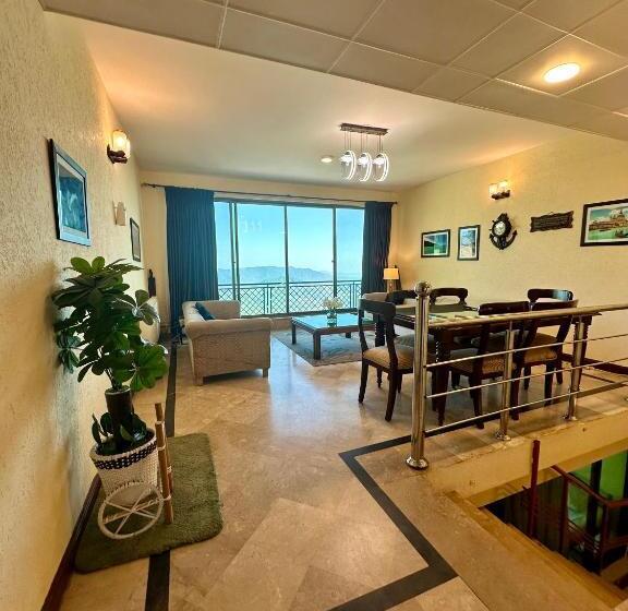 سوئیت با بالکن, Luxury Cottage Retreat