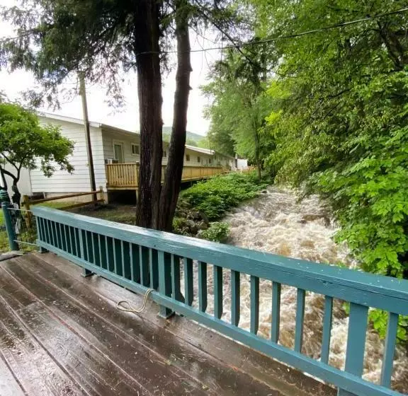 Standard Neljän Hengen Huone, Brookside Motel & Cabins