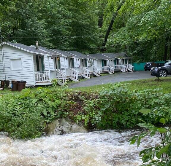 キャビン, Brookside Motel & Cabins