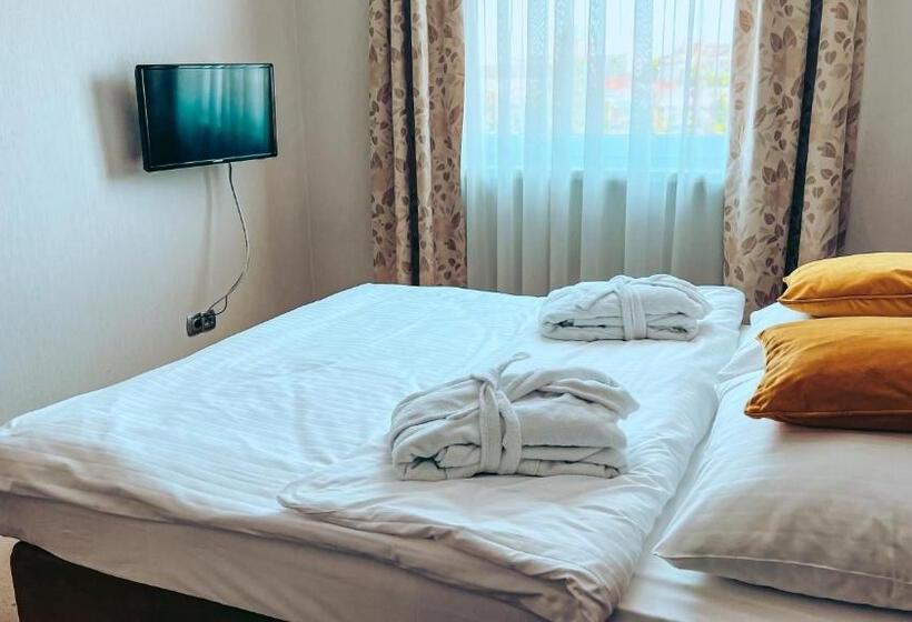 דירת חדר, Aqua